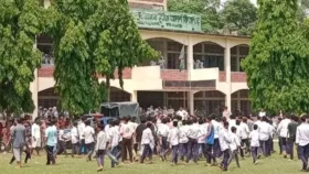 প্রাইভেট পড়াতে রাজি না হওয়ায় শিক্ষককে পিটুনি, পুলিশের গাড়ি ভাঙচুর