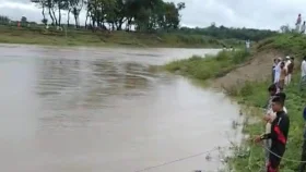 নদীর পানি মাপতে গিয়ে স্রোতে ভেসে গেলেন রিডার