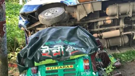 বাসের ধাক্কায় একই পরিবারের তিনজনসহ নিহত ৫