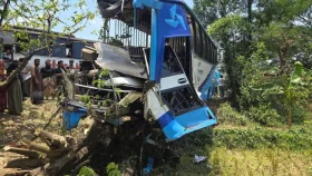 যাত্রীবাহী দুই বাসের সংঘর্ষে মুখোমুখি সংঘর্ষে নিহত ১, আহত ১১