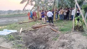 পুকুর পাড়ে মাটি খুঁড়ছিল কুকুর, ভেতর থেকে বেরিয়ে এলো মা-মেয়ের মরদেহ