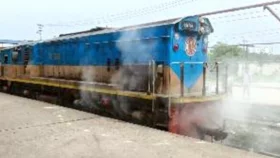 ঢাকা থেকে ছেড়ে আসা যাত্রীবাহী ট্রেনের ইঞ্জিনে আগুন