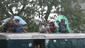 ট্রেনের ছাদে ভ্রমণের সময় বজ্রপাতে প্রাণ গেল যাত্রীর