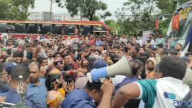 বেতন-বোনাসের দাবিতে গার্মেন্টস শ্রমিকদের ঢাকা-চট্টগ্রাম মহাসড়ক অবরোধ