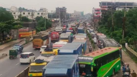 ঢাকা-টাঙ্গাইল মহাসড়কে ট্রাকের চাপ, বাড়ছে যানজট ও ভোগান্তি
