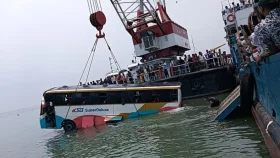 উদ্ধার হলো দৌলতদিয়া ফেরিঘাটে ডুবে যাওয়া বাসটি, চালক ও সহকারী হাসপাতালে