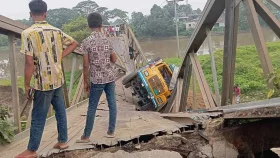 ময়মনসিংহে ট্রাকসহ ভেঙে পড়লো বেইলি ব্রিজ