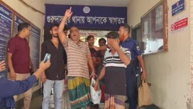গ্রেপ্তারের পর থানা ফটকে &lsquo;জয় বাংলা&rsquo; স্লোগান
