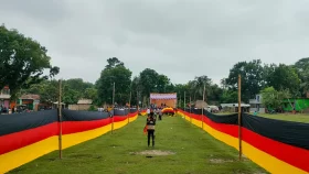 এবারও সাড়ে ৭ কিলোমিটার পতাকা টাঙিয়েছেন সেই জার্মান ভক্ত