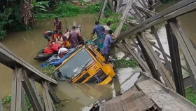 সেতু ভেঙে ট্রাক পড়লো খালে, পিরোজপুরে ১০ রুটে যান চলাচল বন্ধ