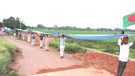 ২০২২ ফুটের পতাকা নিয়ে পাবনায় আর্জেন্টিনা সমর্থকদের মিছিল