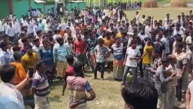 স্কুলছাত্রীকে শ্লীলতাহানির ঘটনাকে কেন্দ্র করে অভিযুক্তের বাড়িতে আগুন