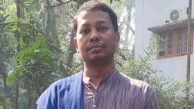 গান গেয়ে ভাইরাল অধ্যাপককে একাডেমিক দায়িত্ব থেকে অব্যাহতি দিলো ঢাবি
