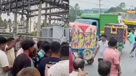 দিনের ১৮ ঘণ্টা থাকে না বিদ্যুৎ, বিক্ষুব্ধ গ্রাহক নামলো সড়কে