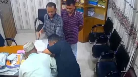ব্যবসায়ীর অণ্ডকোষ চেপে চেক-স্ট্যাম্পে স্বাক্ষর আদায়, ভিডিও ভাইরাল