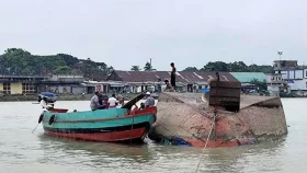 চাঁদপুরে মেঘনার &lsquo;ঘূর্ণিস্রোতে&rsquo; নৌকা উল্টে ৫ হাজার বস্তা ধান-চাল নদীতে