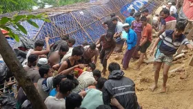 কক্সবাজারে রোহিঙ্গা ক্যাম্পে মাদ্রাসায় পাহাড়ধস, বহু হতাহতের শঙ্কা