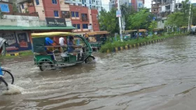 খুলনায় &lsquo;স্বস্তির বৃষ্টিতে&rsquo; সড়কে হাঁটু পানি