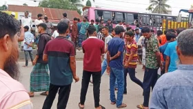 গ্যাস না পেয়ে সিএনজি চালকদের ঢাকা-ময়মনসিংহ মহাসড়ক অবরোধ