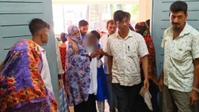 হঠাৎ ঝাঁঝালো গন্ধে ক্লাসরুমে জ্ঞান হারালো ১৫ শিক্ষার্থী