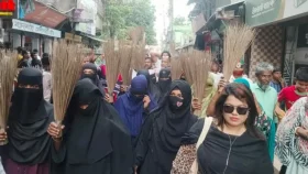 সংসদে রুমিন ফারহানার বক্তব্যের প্রতিবাদে বিএনপির ঝাড়ু মিছিল