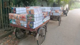 টাঙ্গাইলে বিনামূল্যে বিতরণের বই ভাঙারি দোকানে