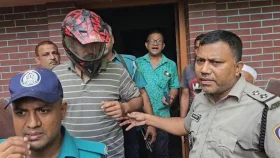 মাদকের আসর থেকে আটক সেই পুলিশ কর্মকর্তা পালালেন থানা হেফাজত থেকে