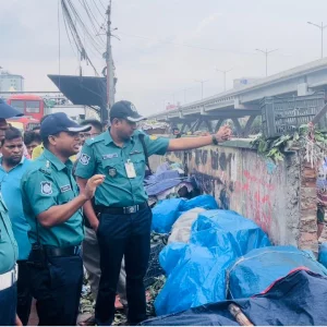 ফুটপাত দখল মুক্ত রাখতে ট্রাফিক পুলিশের অভিযান