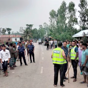 পশুর হাট বসানো নিয়ে পুলিশ-জনতা ধাওয়া পাল্টা ধাওয়া আহত ৮