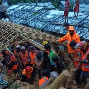 উখিয়ায় রোহিঙ্গা ক্যাম্পে পাহাড় ধসে ৯ জনের মৃত্যু