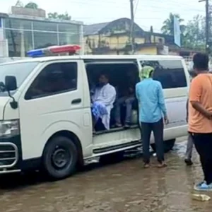 সরকারি অ্যাম্বুলেন্সে যাত্রী পরিবহন, চালক বলছেন ‘জনসেবা’ 