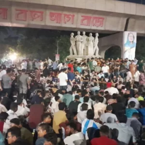 রাজু ভাস্কর্যের সামনে ‘সতর্ক পাহারায়’ ছাত্রলীগ নেতাকর্মীরা