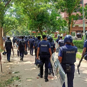 শিক্ষার্থীদের বের করতে জাবির হলে পুলিশের অভিযান