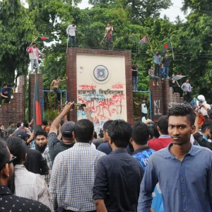 রাজশাহীতে সড়ক অবরোধ করে শিক্ষার্থীদের বিক্ষোভ, পুলিশ বক্সে অগ্নিসংযোগ