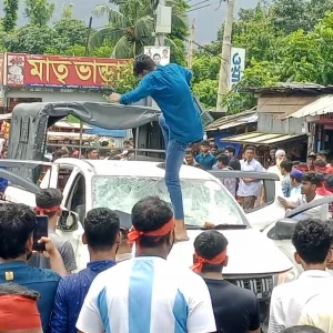 চান্দিনায় এসি ল্যান্ডের গাড়িতে আগুন, অল্পের জন্য প্রাণে রক্ষা 