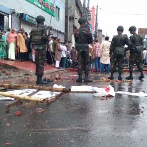 নওগাঁয় আওয়ামী লীগের অফিস ভাঙচুর, এএসপিসহ আহত ১৫