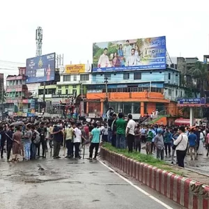 ঢাকা-বরিশাল মহাসড়ক অবরোধ করে শিক্ষার্থীদের বিক্ষোভ 