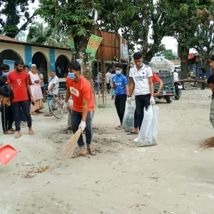 ফুলবাড়ীতে হাট-বাজার পরিষ্কার করছে শিক্ষার্থীরা