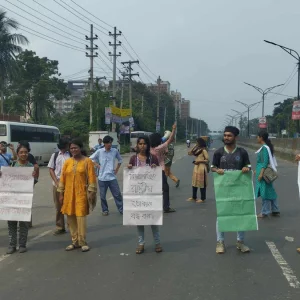 আশুলিয়ায় পুলিশের গুলিতে শ্রমিক নিহতের প্রতিবাদে ঢাকা-আরিচা মহাসড়ক অবরোধ