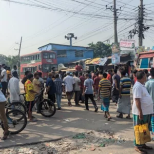 নারায়ণগঞ্জে ইজিবাইকচালকদের বিক্ষোভ, ভোগান্তিতে যাত্রীরা