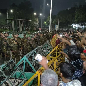 ব্যারিকেড ভেঙে বঙ্গভবনে ঢোকার চেষ্টা বিক্ষুব্ধদের