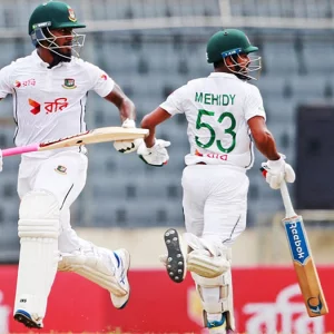 ১৮১ রানে পিছিয়ে থাকার পরও ইনিংস ঘোষণা করে বাংলাদেশ