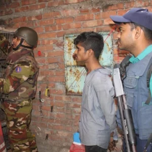 রাজধানীতে যৌথবাহিনীর অভিযানে মাদক ব্যবসায়ীসহ গ্রেপ্তার ২৬