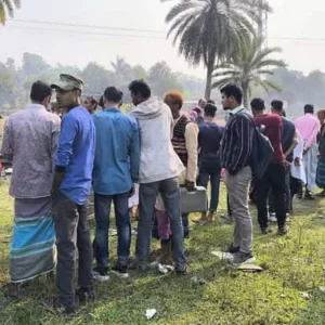 শিশু সন্তানকে নিয়ে চলন্ত ট্রেনের নিচে ঝাঁপ দিলেন মা