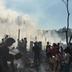 রোহিঙ্গা ক্যাম্পে আগুনে পুড়ে ছাই ১ হাজার ঘর, ২ জনের মৃত্যু