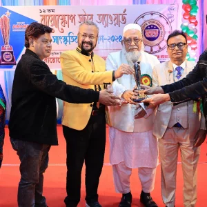 ‘বায়োস্কোপ স্টার অ্যাওয়ার্ড’ পেলেন খালেদ হোসেন