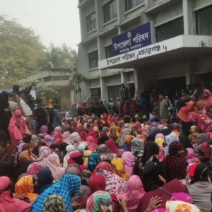 শতকোটি টাকা উদ্ধারের দাবিতে দিনভর অবরুদ্ধ উপজেলা পরিষদ