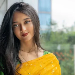প্যারিসে গাইলেন পারশা 