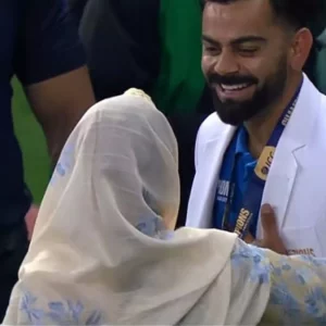 শিরোনাম জয়ের পরে কোহলি শামির মায়ের পা ছুঁয়েছিলেন