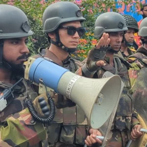 সেনাবাহিনীর ৭ মিনিটের আল্টিমেটাম, অবরোধ প্রত্যাহার ১ মিনিটেই